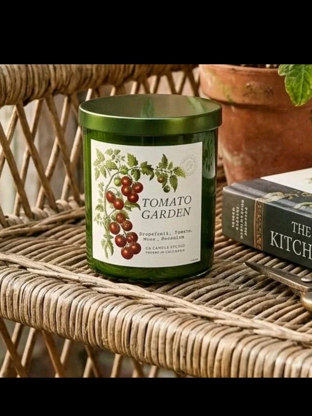 Leoben 9 Oz Candle Tomato Garden, Green Jar With Lid, White One Wick Candle